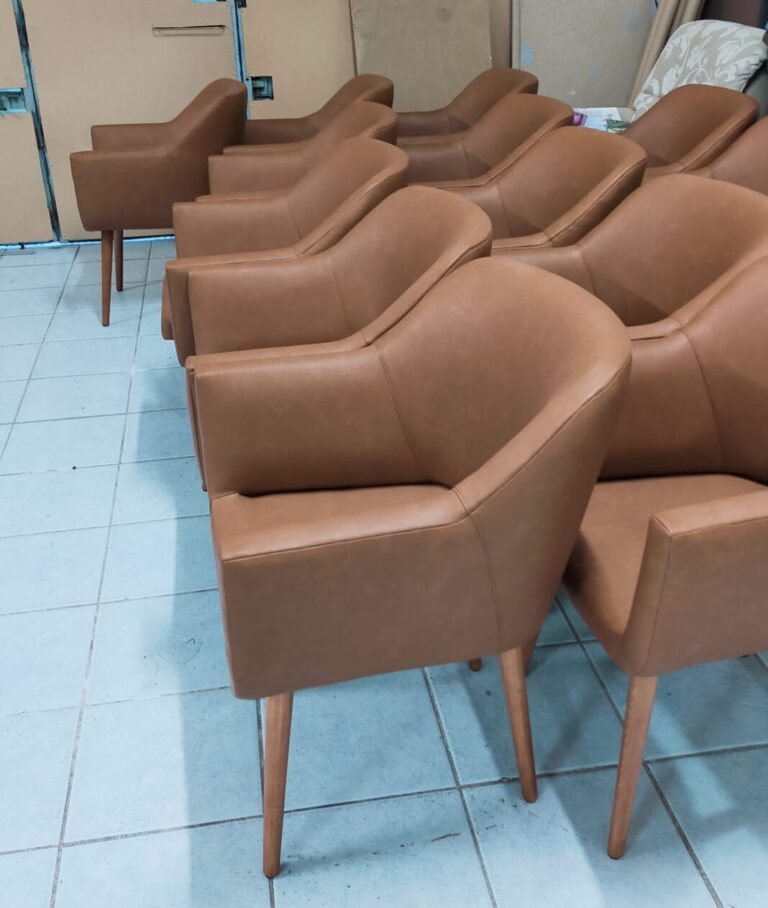 Tapizar un taburete, Tapizar un taburete redondo, Tapizar taburete de polipiel, Tapizar un taburete cuadrado o Tapizar taburetes de cocina, tapiceros en alcobendas, tapicerías en alcobendas